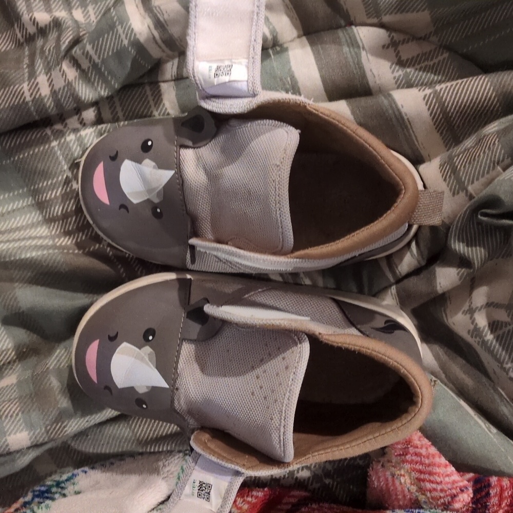 Squeaky Shoes - Picture 7 of 7